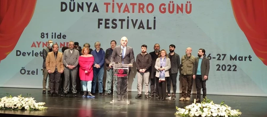 Kültür ve Turizm Bakanı Ersoy, AKM’de tiyatrocularla bir araya geldi