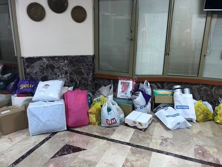 Vatandaşlardan Ukrayna Büyükelçiliğine insani yardım malzemesi   
