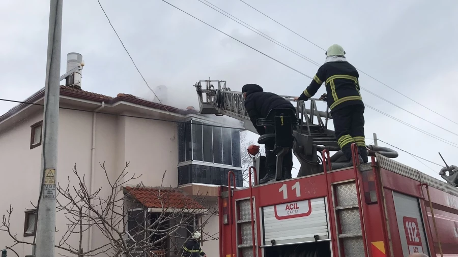 Bacada çıkan yangın korkuttu 