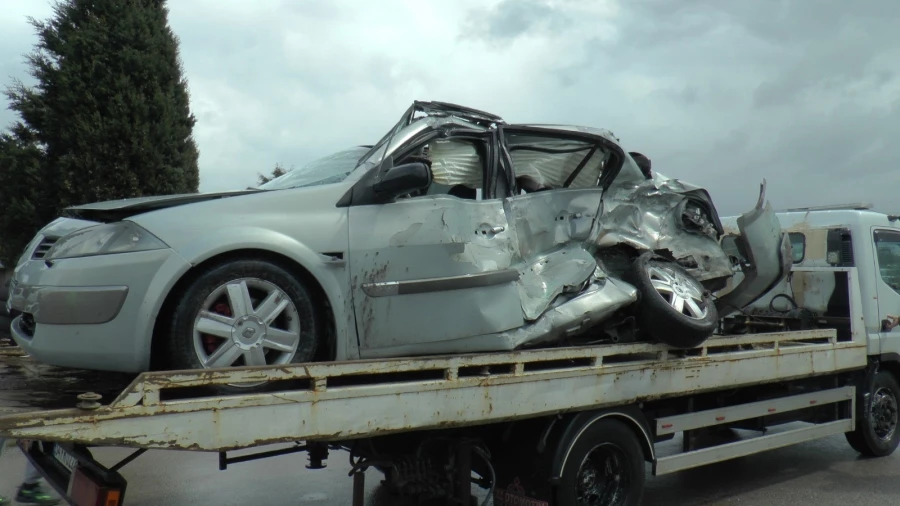  Tuzla’da ıslak zeminde kayan otomobil ile kamyon çarpıştı: 2 yaralı   