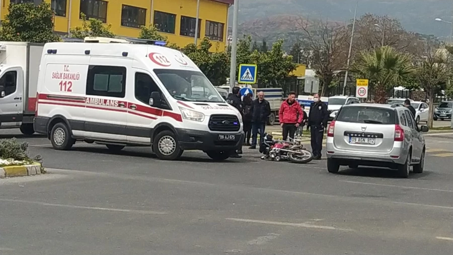  Kazada yaralanan motosiklet sürücüsü hastaneye kaldırıldı     