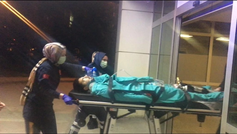 Sürat motoru önce ticari araç ile çarpıştı, sonra bariyerlere girdi: 1