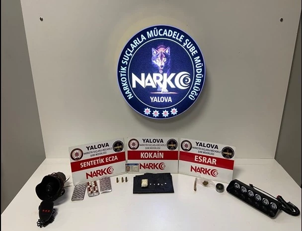 Çakar lamba ve polis sireni bulunan araçtan uyuşturucu çıktı   