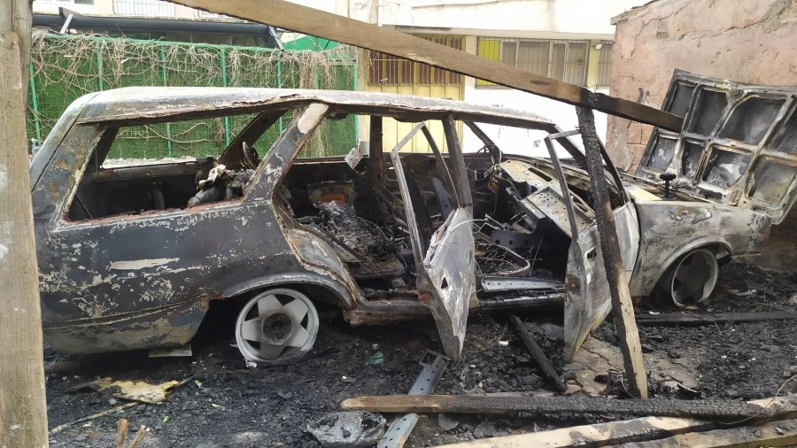 Bağcılar’da park halindeki otomobil alev alev yandı   