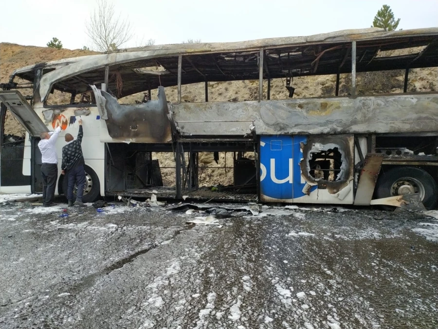 Ankara-İstanbul otobanında otobüs yangını   