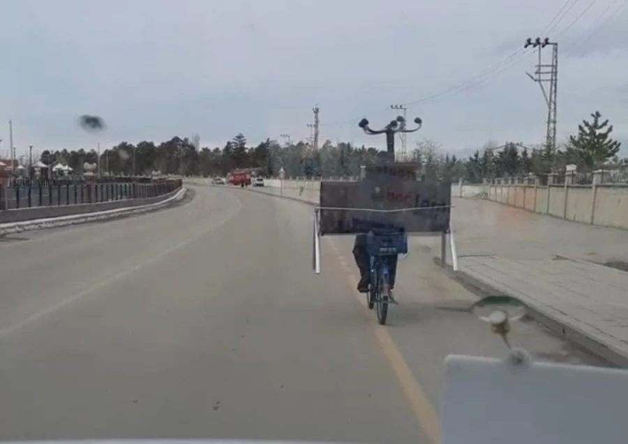 Van’da bisikletle tehlikeli yolculuk   