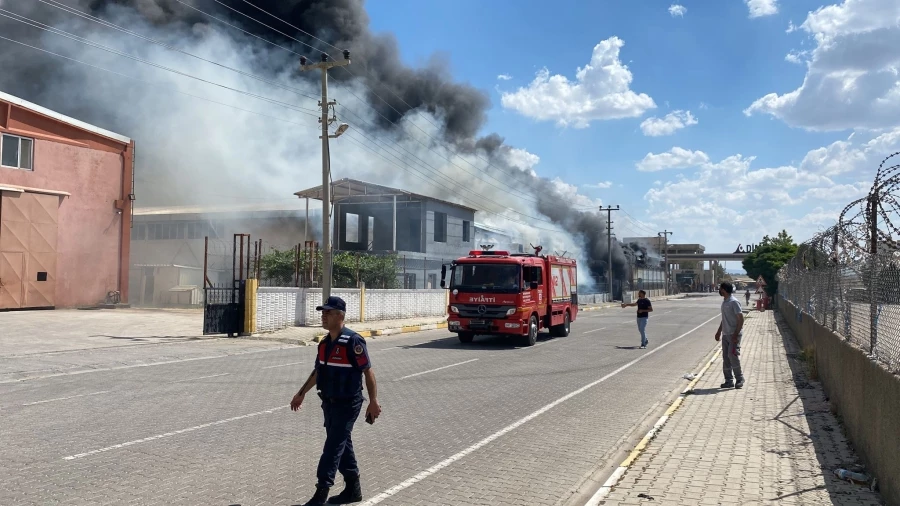 Diyarbakır’da kozmetik fabrikasında yangın: Yaralılar var   