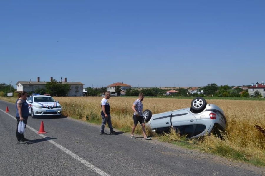 Eşek arısının camından girdiği otomobil takla attı: 3 yaralı 
