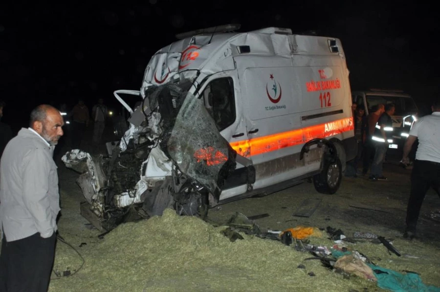 Ambulans traktöre çarptı: 5 yaralı  