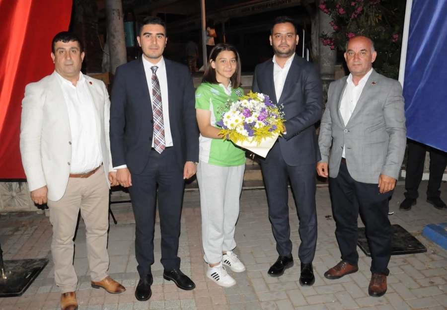 Türkiye şampiyonu okula coşkulu kutlama