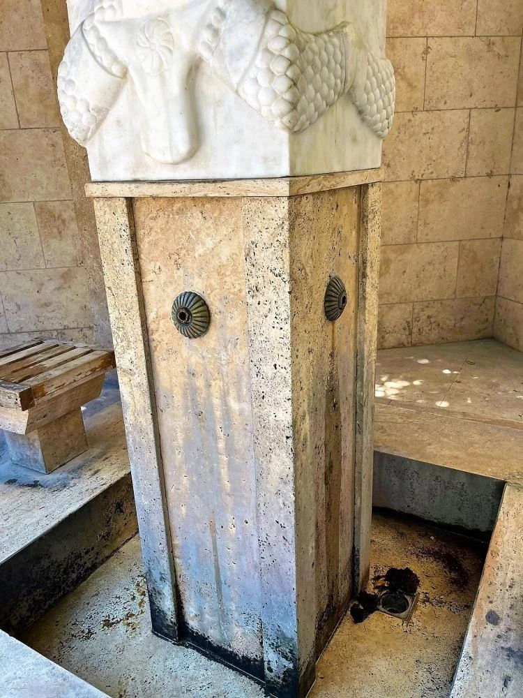 Tarihi caminin musluklarına hırsızlar dadandı   