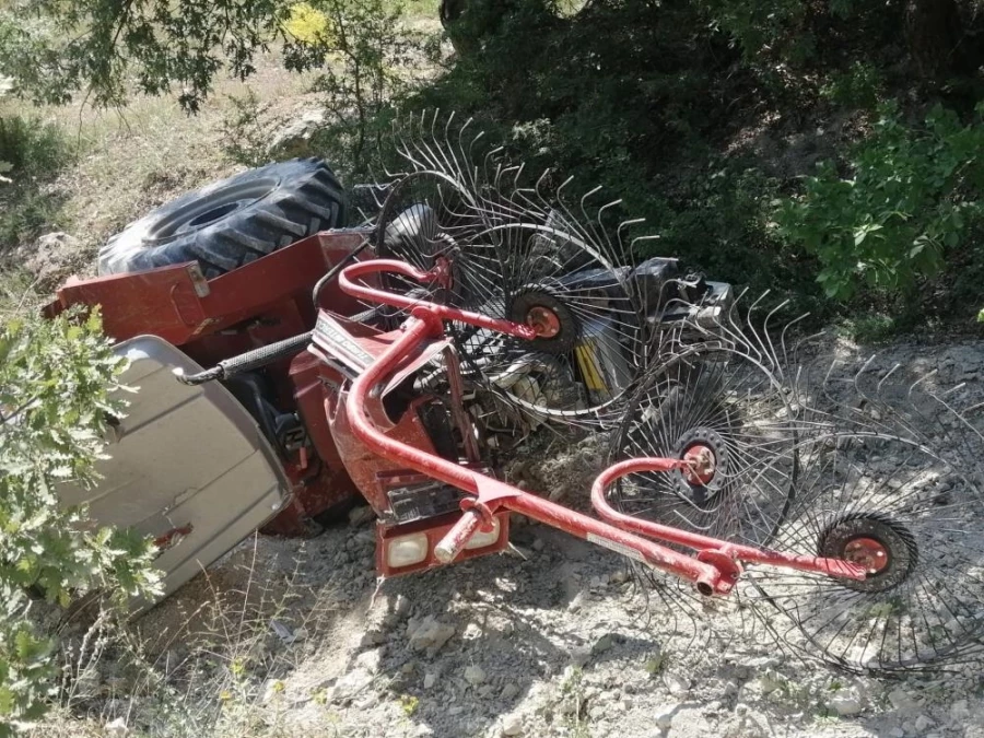 Traktör 50 metrelik yamaçtan yuvalandı: 1 ölü, 1 yaralı 