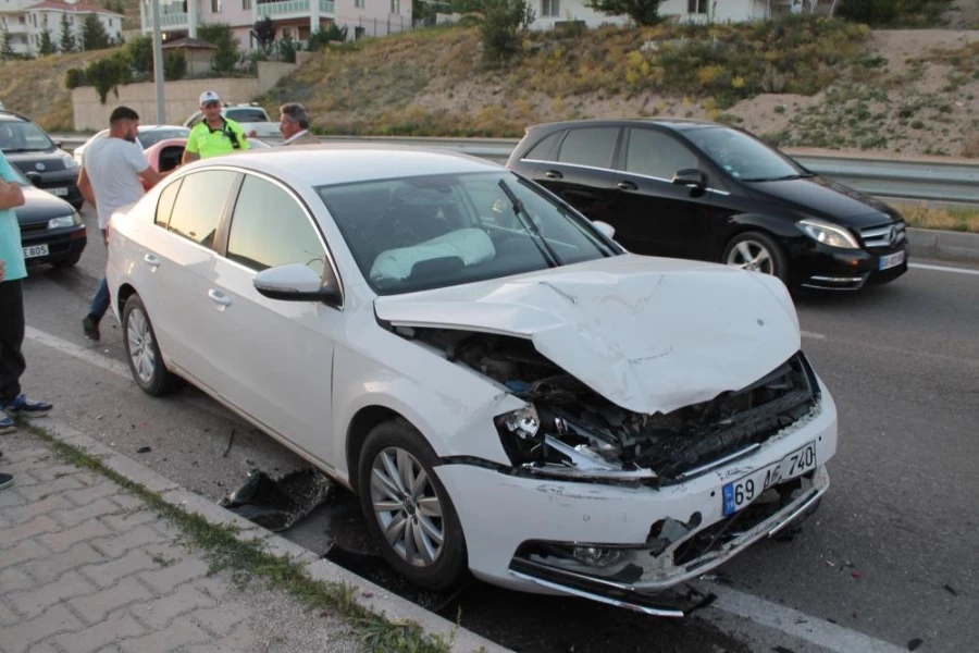 Bayburt’ta iki otomobil çarpıştı: 5 yaralı   