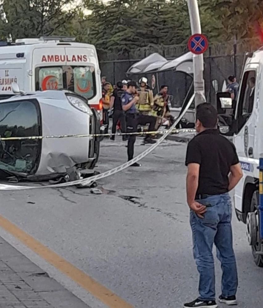 Ankara’da otomobil otobüs durağına daldı: 6 yaralı   
