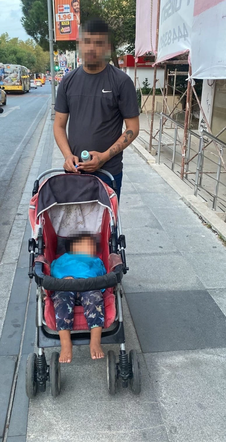 Beşiktaş’ta öz çocuğuyla dilenen baba yakalandı.