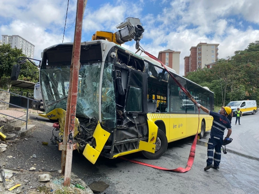 Ümraniye’de yokuş aşağı giden İETT otobüsü duvara çarptı: 2 yaralı   
