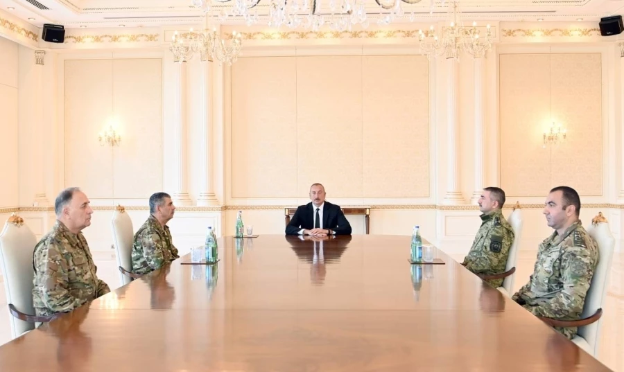  Aliyev, komutanlarla Ermenistan