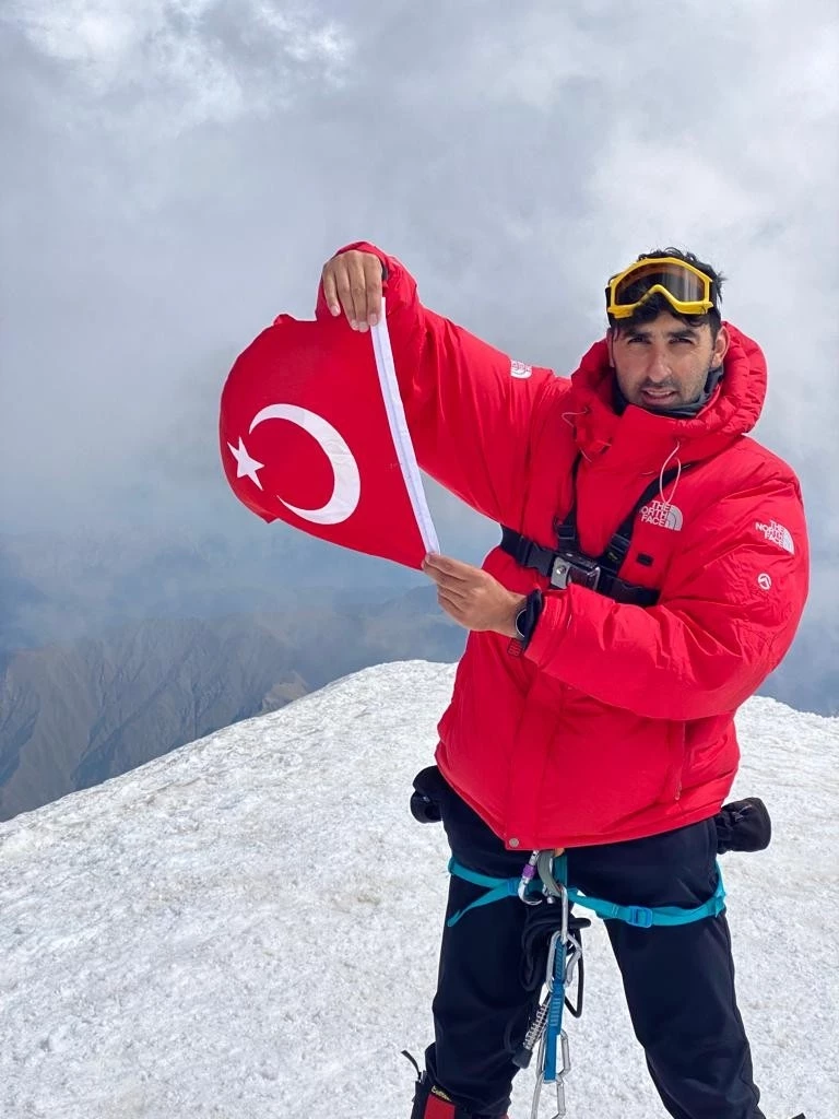 Ardahanlı dağcılar Gürcistan’ın en yüksek dağına çıktı 
