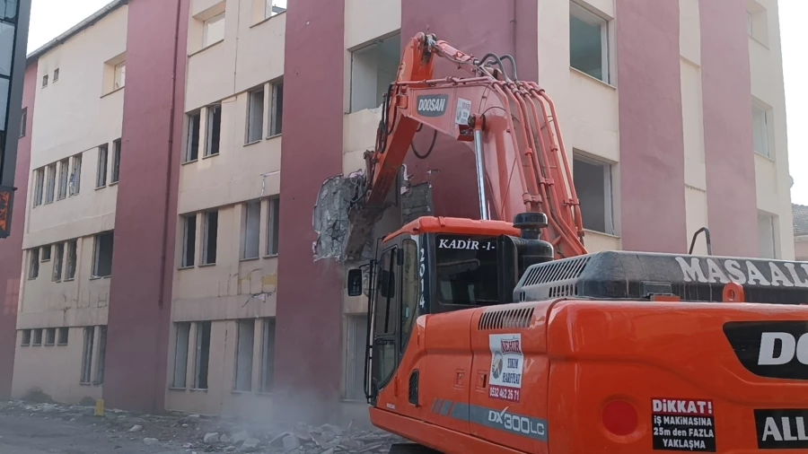 Depremde ağır hasarlı binalar tek tek yıkılıyor 