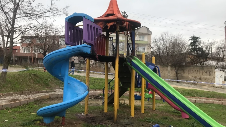 Alev alev yanan çocuk parkındaki hasarın boyutu gün ağarınca ortaya çıktı