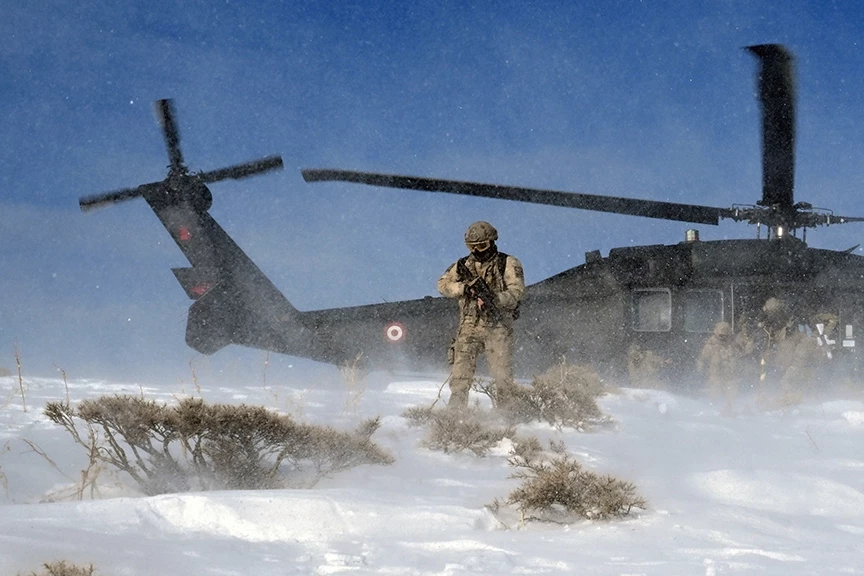 Jandarma timleri karış karış dolaştıkları dağları teröristlere dar ediyor