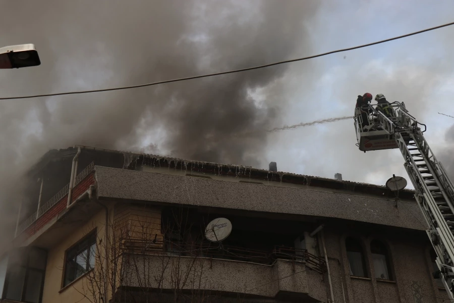 Sakarya’da mahalleliyi sokağa döken yangın: Ekipler seferber oldu