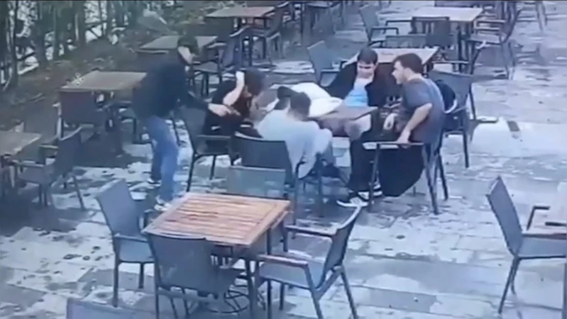 İstanbul’da film gibi silahlı saldırı kamerada: Tetikçi hedefi karıştırınca yanlış adamı vurdu
