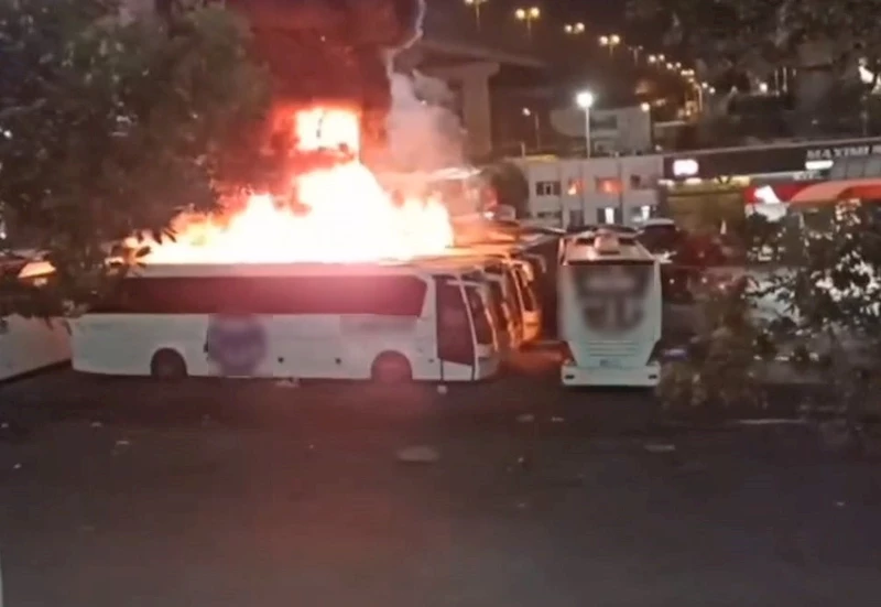 15 Temmuz Demokrasi Otogarı’nda park halindeki otobüs alev alev yandı

