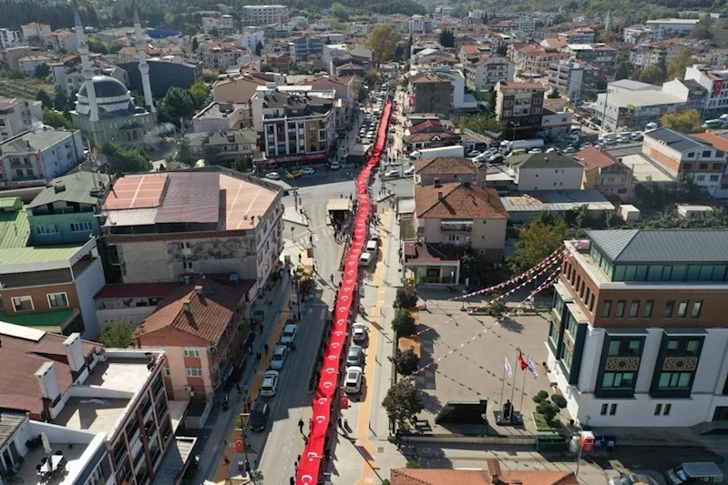 Altınova’da 400 metrelik Türk bayrağı ile yürüyüş
