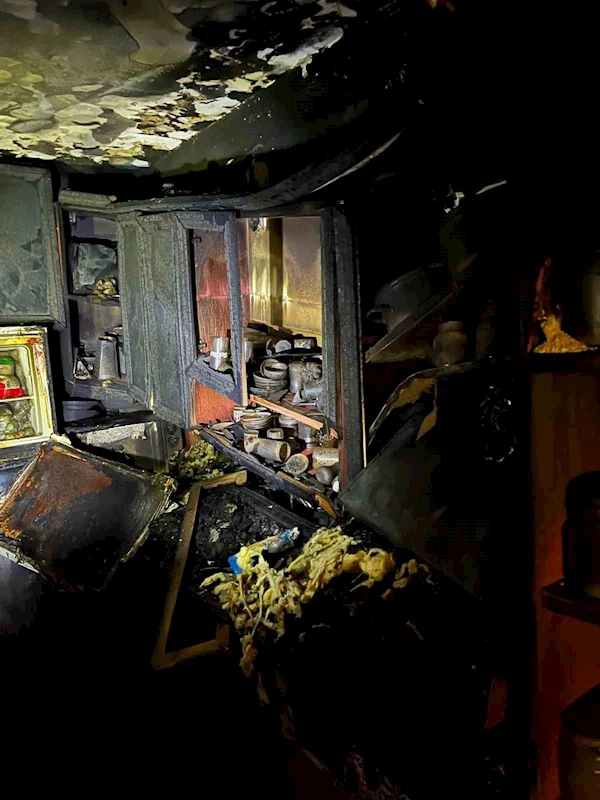 Çorlu’da ev yangını: Genç kızı itfaiye kurtardı
