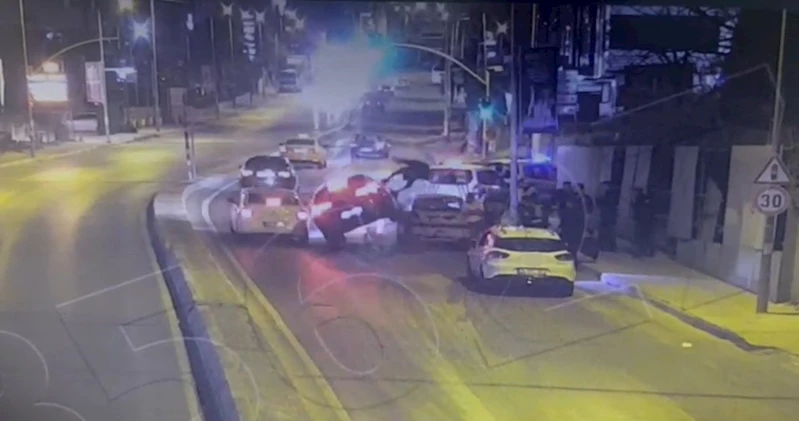 İstanbul’da ilginç kaza kamerada: Çarptığı bekçi takla atıp tavana düştü
