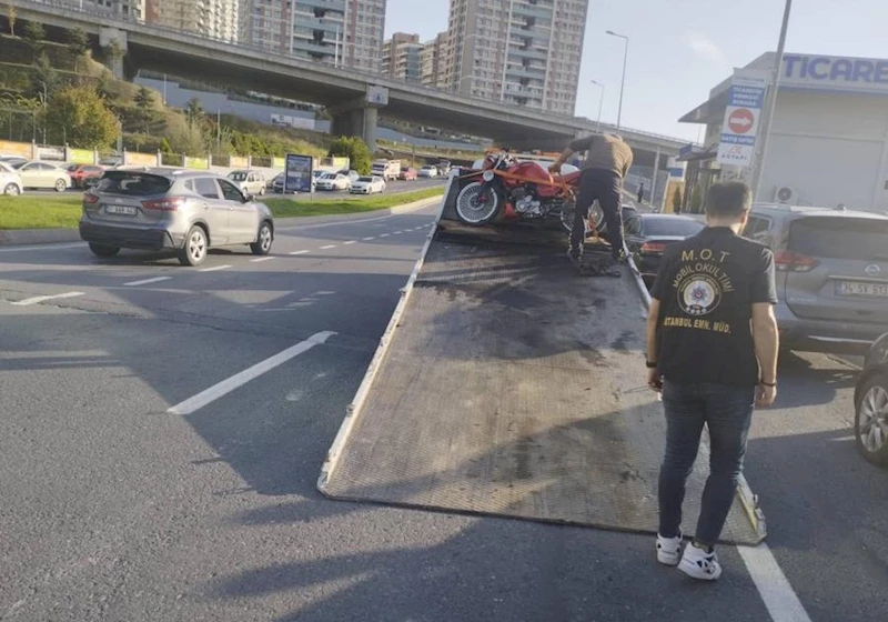 Başakşehir’de abartı egzozla çevreye rahatsızlık veren motosikletliler mobil okul timlerine yakalandı

