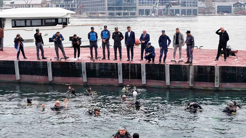 Haliç’te Cumhuriyetin 100. Yılı için su altı dalışı: 100 metrekarelik Türk bayrağı uzman dalgıçlar eşliğinde 5 metre derinliğe dalan engelli öğrenciler tarafından denizde açıldı

