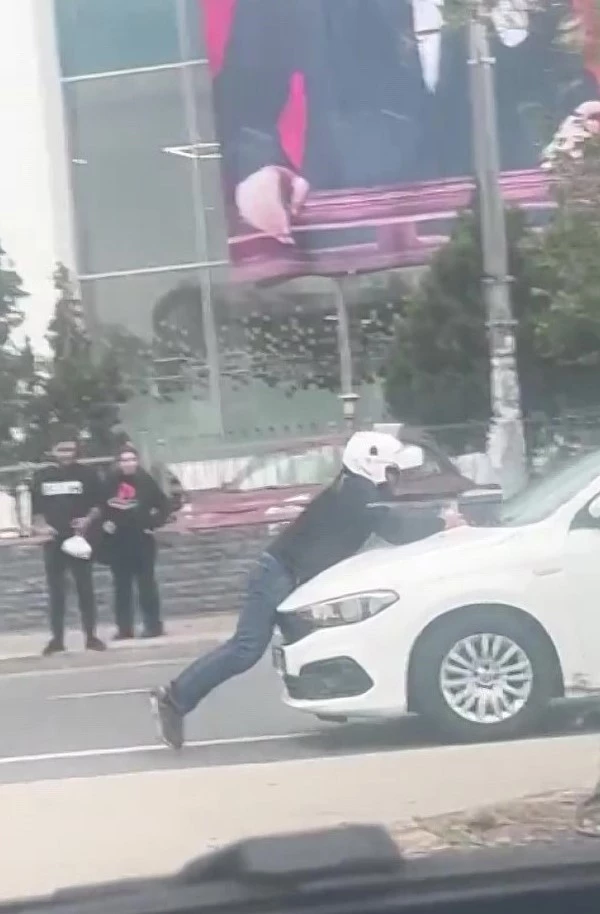 Çekmeköy’de ilginç tartışma: Tartıştığı sürücü gitmesin diye otomobilin üstüne yattı
