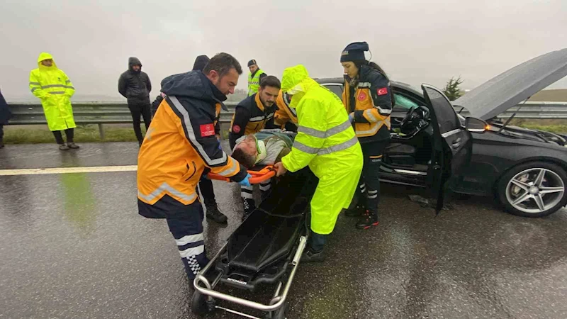Kuzey Marmara Otoyolu’nda lüks otomobil tıra çarptı: 2’si ağır 3 yaralı
