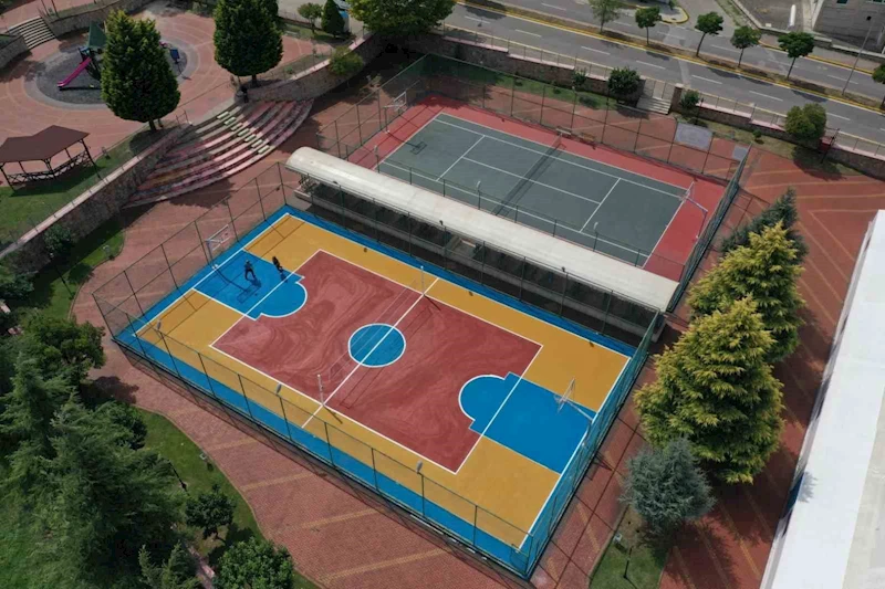 188 okula basket ve voleybol sahası
