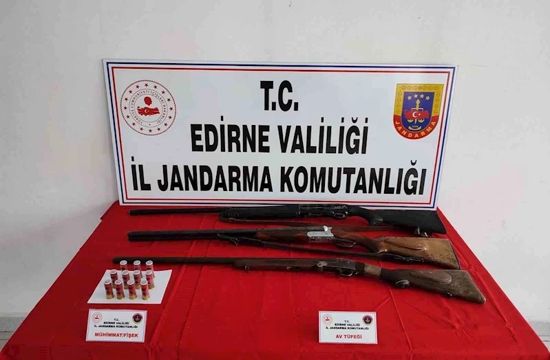Edirne’de bir evde yapılan aramada ruhsatsız av tüfekleri ele geçirildi
