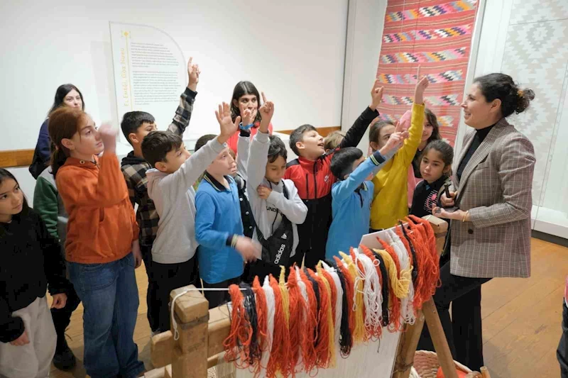 Yerli Malı Haftası’nda minik öğrenciler halı dokudu
