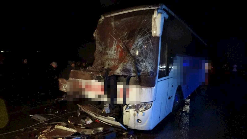 Çanakkale’de yolcu otobüsü ile kamyon çarpıştı: 3’ü ağır 9 yaralı
