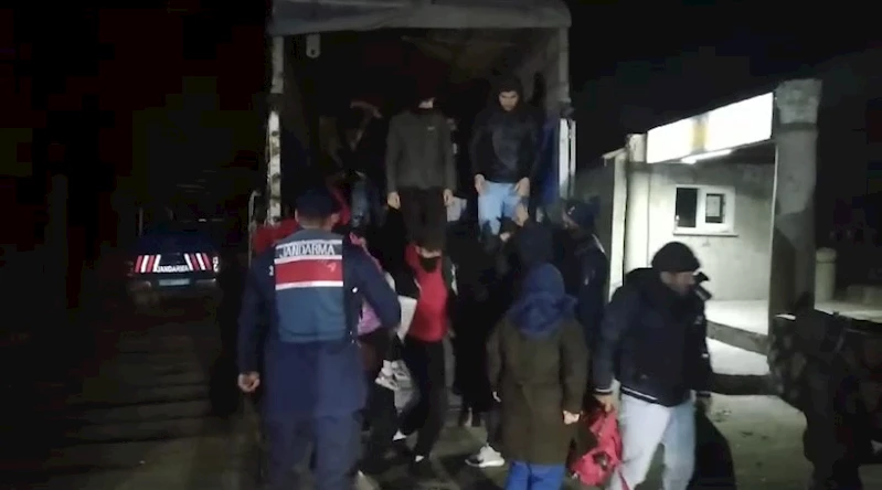 Ayvacık’ta minibüs ile kamyonet kasasından 63 kaçak göçmen çıktı, 2 organizatör yakalandı
