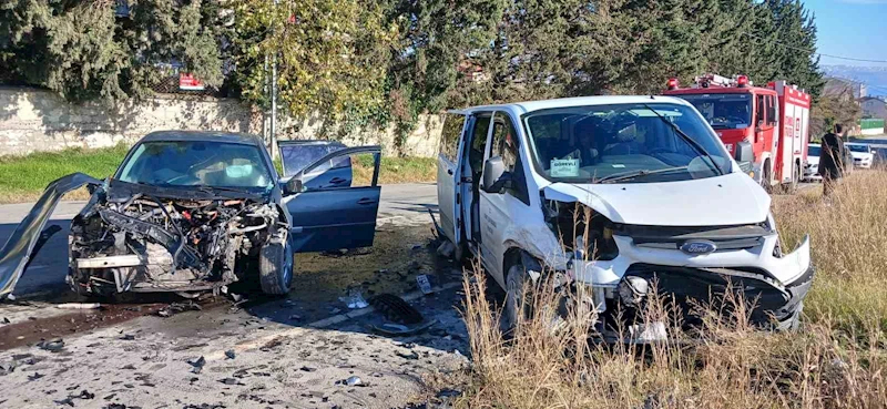 Büyükçekmece’de ters yönden hızla caddeye çıkan sürücü kazaya neden oldu: 2 yaralı
