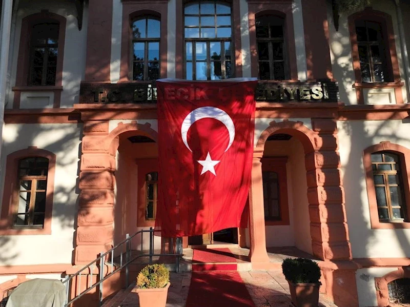 Belediyeye ait binalara Türk bayrakları asıldı
