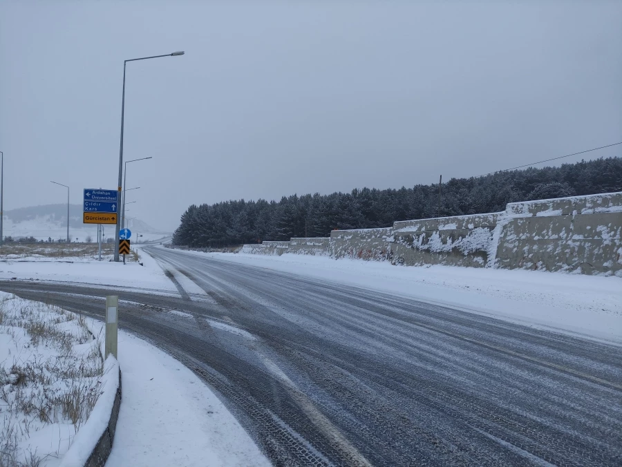 Ardahan’da kar ve tipiden 5 köy yolu ulaşıma kapandı   