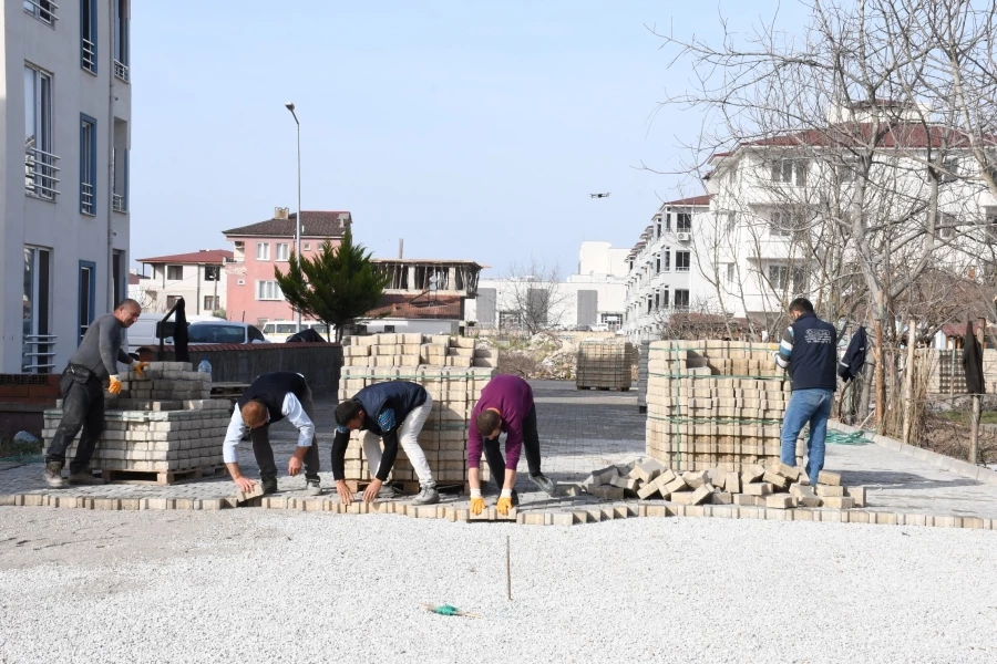 İznik’te kilitli parke taşı çalışmaları devam ediyor