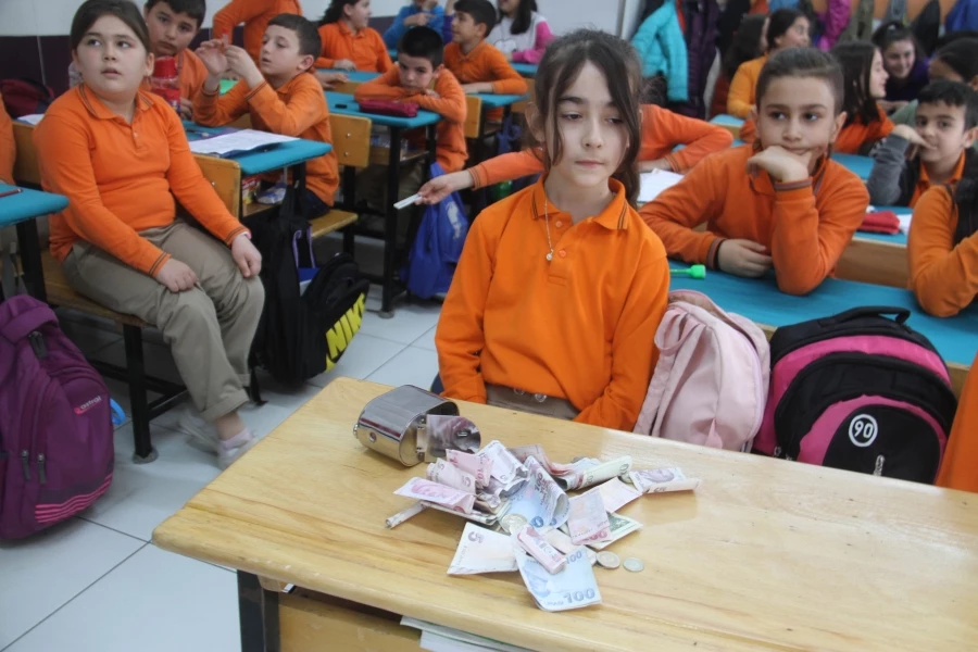 Öğrenciler sınıf kumbarasına yurtta kalan depremzede akranları için harçlıklarını bağışladı