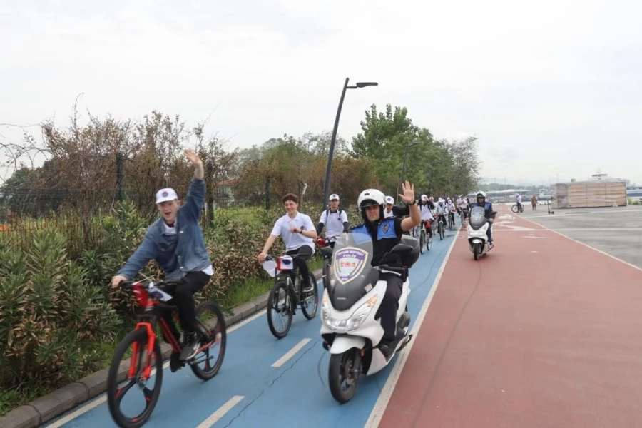 Yalova’da gençlerden bisiklet turu etkinliği 