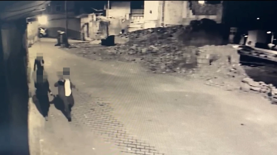 Çaldığı eşyaları omzunda taşıyan hırsız kameralara yakalandı