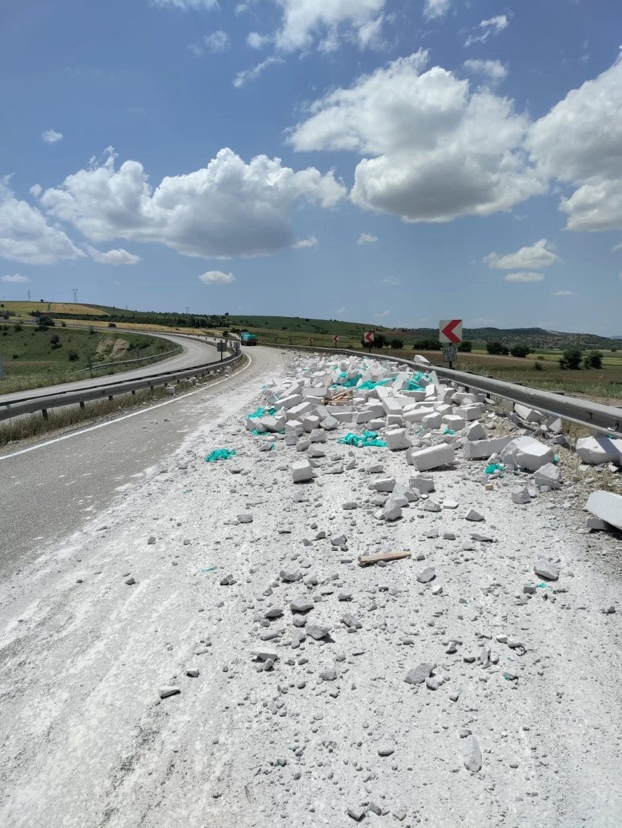 Tırdan dökülen inşaat malzemeleri yola saçıldı