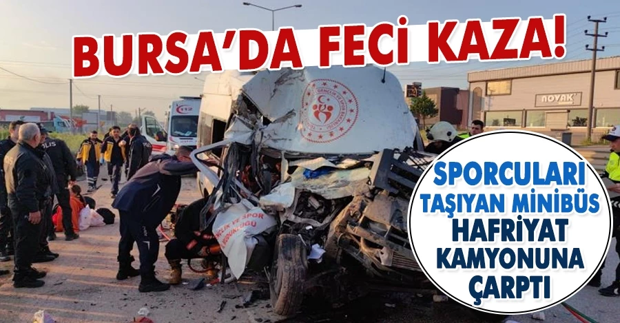 Sporcuları taşıyan minibüs hafriyat kamyonuna çarptı: 1 ölü, 16 yaralı