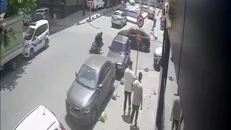 Sultangazi’de feci kaza kamerada: Motosikletlinin kaskı kafasından fırladı
